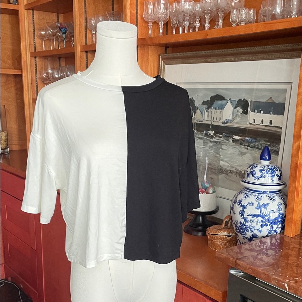 AQUA NWT $48 XS Two-Tone Black and White Women's Top Cropped